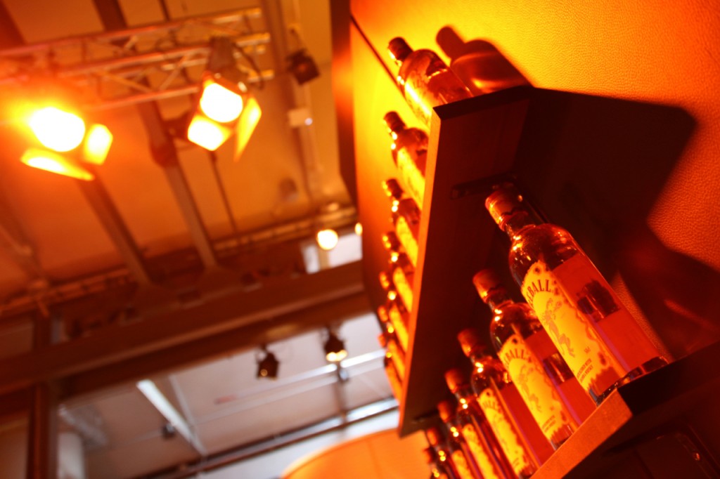 Beer Whiskey 2014 Firebal - En inspirerande mässa med två populära dryckesområden, nämligen Öl och Whisky. Mässan hålls under två helger i slutet av september/början av oktober på Nacka Strand, vilket är en flexibel anläggning som passar bra när man vill ha en lite mer intim mässmiljö. Eventkraft levererar diverse lösningar med trossar, belysning, LED-skärmar, ljudsystem m.m.