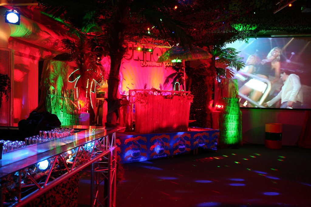SunTour klubb koncept party Eventkraft 7 - Suntour är ett komplett discopaket med dekorationer, konstväxter, tyger, videoskärm, rekvisita, ljud, ljus, laser, bildskärm, kransar, skrammelburkar, ansiktsmålning, gogodansare, party-dj rök m.m.