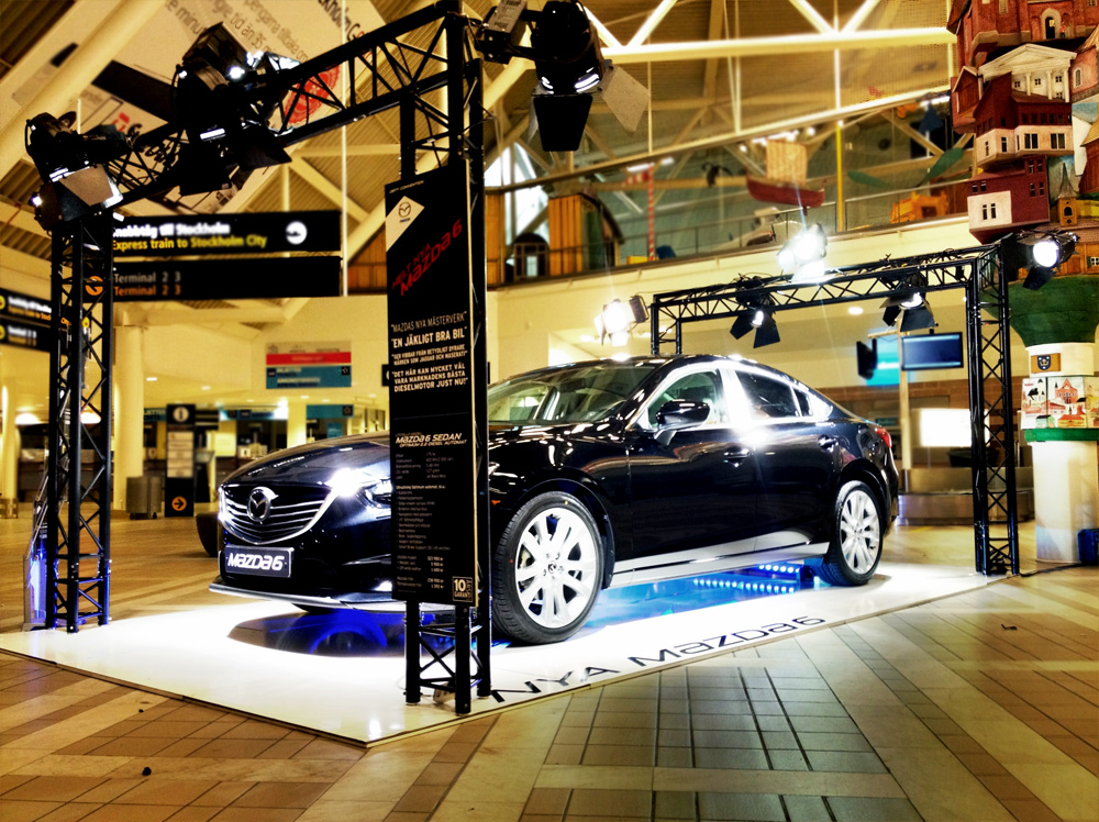 Arlanda Flygplats expo Mazda svart tross cdm golv - Eventkraft har levererat lösningar för bil-expo många gånger genom åren, vid t.ex. mässor, flygplatser, kick-offer, återförsäljarträffar, konferenser samt förstås även i butiker och bilhallar. Här nedan ser du några exempel.