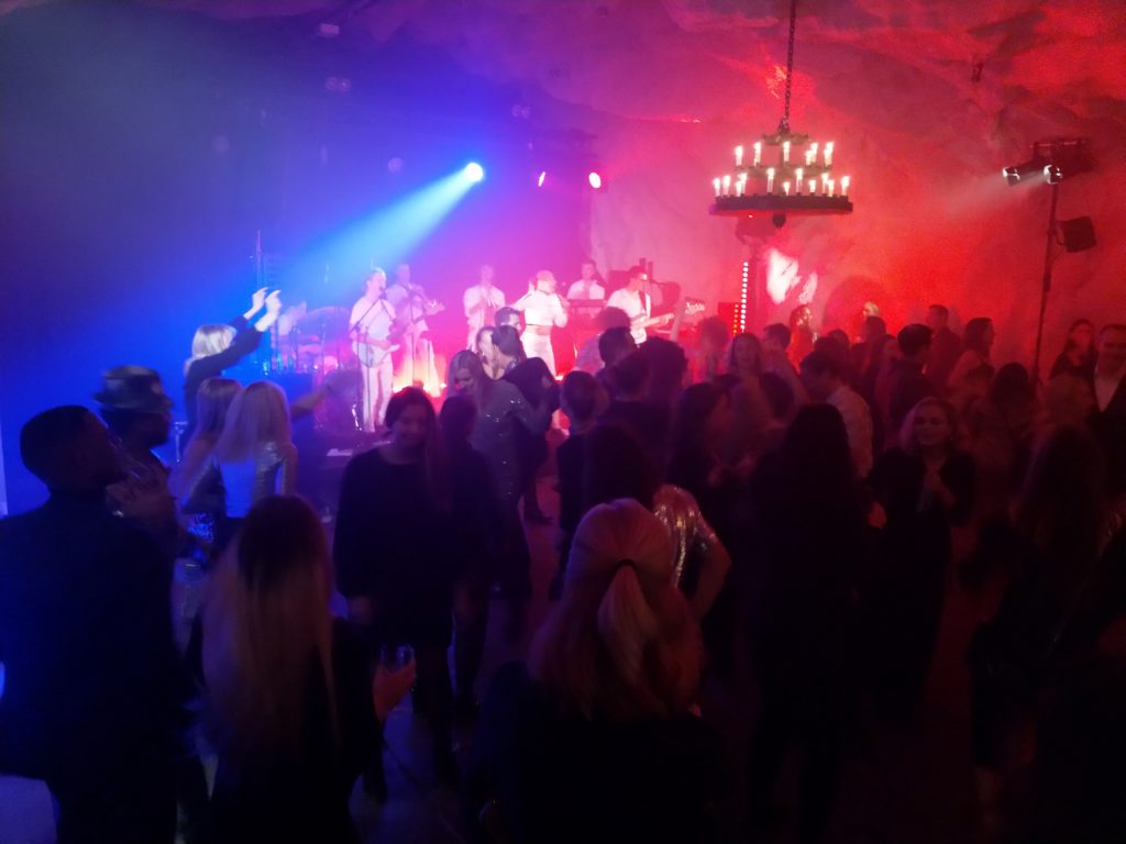 Rusta nov2018 - För andra året i rad får Eventkraft förtroendet att hjälpa Rusta med underhållning och teknikleveranser till deras julfest/personalfest. Årets upplaga gick under temat ”Studio 54” och platsen för kvällen blev Grottan på Delight Studios vid Nybroviken i Stockholm.