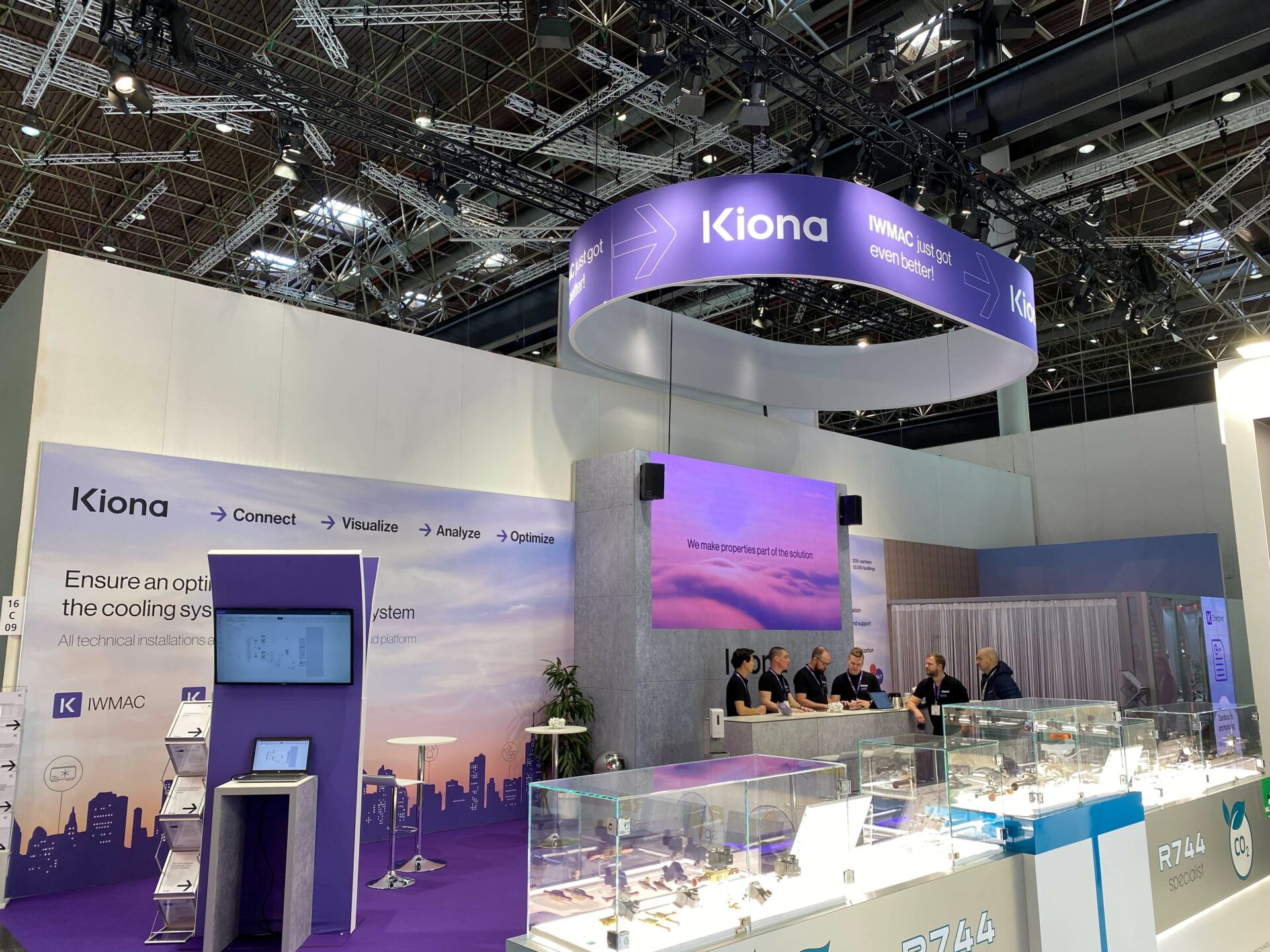 1 2 - En bolagsstämma, eller årsstämma som det också kallas, kan arrangeras i många olika miljöer. Hos Eventkraft hittar du allt du behöver för att skapa en bra inramning oavsett vilken lokal det gäller. Vi har effektiva hjälpmedel för att  förmedla ett tydligt budskap under stämman – så att man ser och hör på bästa sätt. Vi är vana att jobba i allt från idrottsarenor, mässhallar, konferenslokaler, aulor och fabrikslokaler i dessa sammanhang.