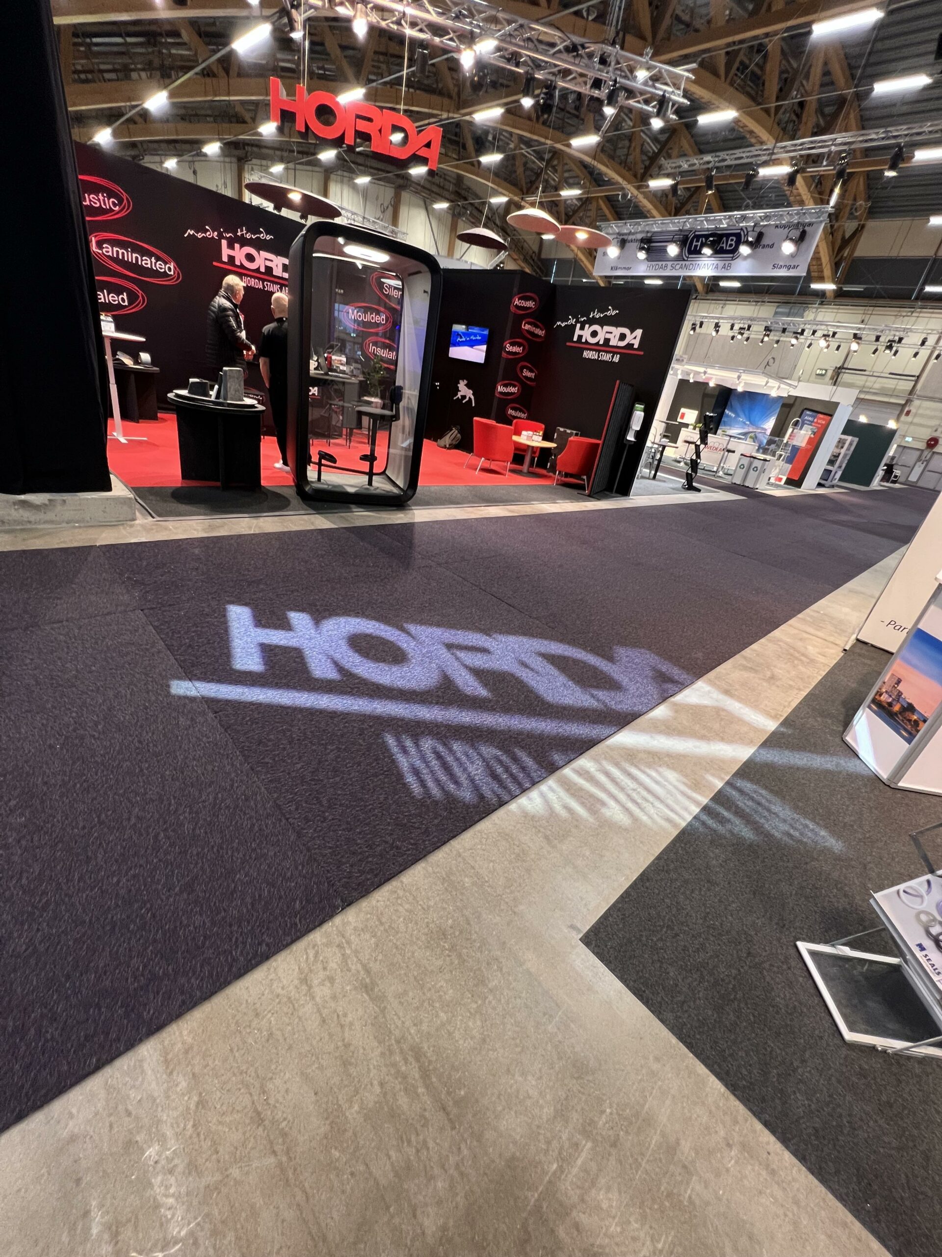 11 ywCOA07 scaled - Bra exponering handlar till stor del om att synas och uppmärksammas. En monter med genomslagskraft belönas med många besökare och sannolikt även mycket affärer. Eventkraft kan hjälpa monter-konstruktörer och utställare med tekniska behov för monter & mässa. Hos oss kan Du köpa eller hyra utrustning som förstärker och förtydligar Ditt varumärke vid kommunikation med marknaden.