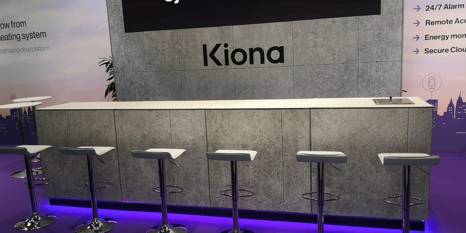 13 - beMatrix är ett av de ledande varumärkena för modulbaserade montersystem. Det är ett flexibelt och hållbart system som kan kläs med det du önskar: tryckt textil, trä, forex- eller gobond-skivor, LED-skin eller glas. Det innebär att man kan få väggar, golv och tak inklädda med vilka typer av bilder man vill - en monter som ser ut exakt som du har visualiserat den! Utöver montrar kan man enkelt skapa exponeringsytor, pop-up-koncept, bygga rum i rummet, rama in scener, event, konferenser o.s.v.