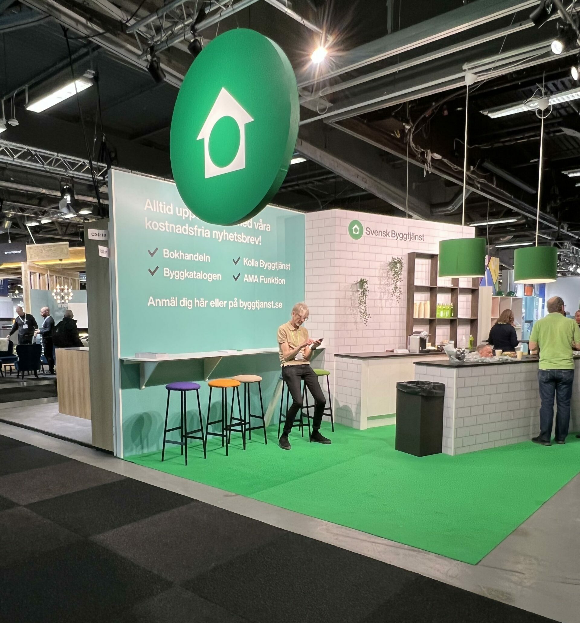 19 ZaxByJX scaled e1728654986465 - I vår hyrshop finns all typ av utrustning till din monter. Kontakta oss för att höra mer om hur vi kan hjälpa dig.