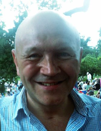 1 - Sveriges största Motowngrupp The Fantastic Four lämnar ingen oberörd med sitt unika uppträdande. På scen framförs dom bästa låtarna från 50- och 60-talet, igenkänningsfaktorn är total, spontandans och allsång är ofta en ingrediens i föreställningen. Alla som ser dem blir imponerade av de klassiska fingerknäppen, dansstegen och kläderna som har studerats in i minsta detalj.