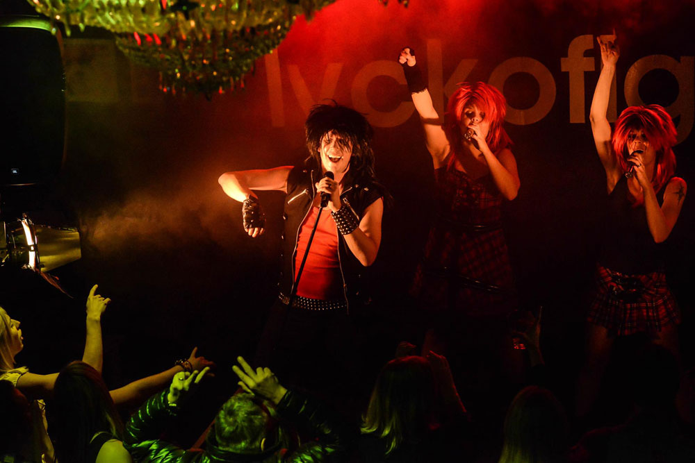 Lyckofigur - Sedan 2005 har Lyckofigur underhållit hundratals företag och tiotusentals personer över hela Sverige med shower, trubadurer och quiz. Dom jobbar lika enkelt från en stor scen med stor publik som bland borden i ett mindre sällskap. Dessutom skräddarsyr dom gärna underhållningen på ett sätt som gör att det passar både budget och smak. Lycofigur2 - Sedan 2005 har Lyckofigur underhållit hundratals företag och tiotusentals personer över hela Sverige med shower, trubadurer och quiz. Dom jobbar lika enkelt från en stor scen med stor publik som bland borden i ett mindre sällskap. Dessutom skräddarsyr dom gärna underhållningen på ett sätt som gör att det passar både budget och smak.