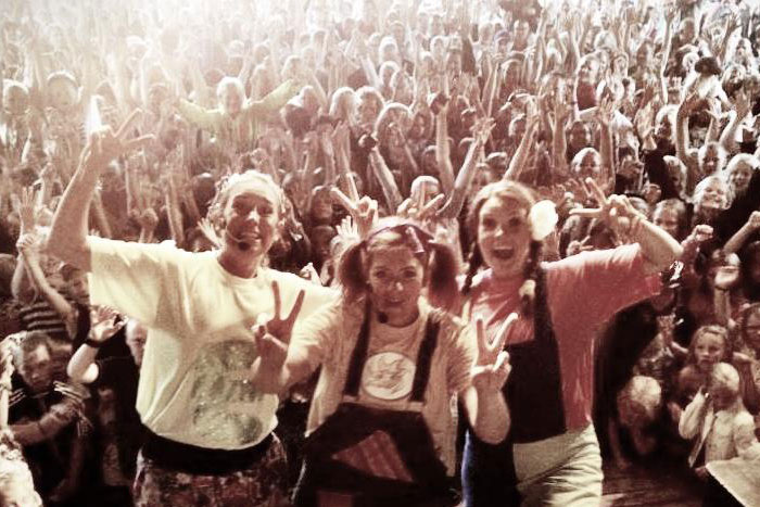 Lyckofigur - Sedan 2005 har Lyckofigur underhållit hundratals företag och tiotusentals personer över hela Sverige med shower, trubadurer och quiz. Dom jobbar lika enkelt från en stor scen med stor publik som bland borden i ett mindre sällskap. Dessutom skräddarsyr dom gärna underhållningen på ett sätt som gör att det passar både budget och smak. Lycofigur4 - Sedan 2005 har Lyckofigur underhållit hundratals företag och tiotusentals personer över hela Sverige med shower, trubadurer och quiz. Dom jobbar lika enkelt från en stor scen med stor publik som bland borden i ett mindre sällskap. Dessutom skräddarsyr dom gärna underhållningen på ett sätt som gör att det passar både budget och smak.