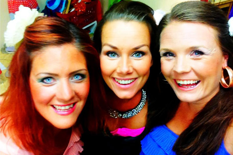 Lyckofigur - Sedan 2005 har Lyckofigur underhållit hundratals företag och tiotusentals personer över hela Sverige med shower, trubadurer och quiz. Dom jobbar lika enkelt från en stor scen med stor publik som bland borden i ett mindre sällskap. Dessutom skräddarsyr dom gärna underhållningen på ett sätt som gör att det passar både budget och smak. Lycofigur5 - Sedan 2005 har Lyckofigur underhållit hundratals företag och tiotusentals personer över hela Sverige med shower, trubadurer och quiz. Dom jobbar lika enkelt från en stor scen med stor publik som bland borden i ett mindre sällskap. Dessutom skräddarsyr dom gärna underhållningen på ett sätt som gör att det passar både budget och smak.