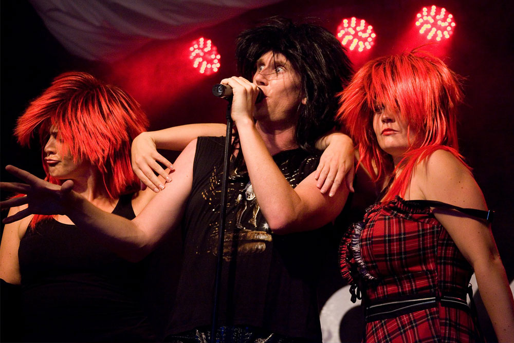 Lyckofigur - Sedan 2005 har Lyckofigur underhållit hundratals företag och tiotusentals personer över hela Sverige med shower, trubadurer och quiz. Dom jobbar lika enkelt från en stor scen med stor publik som bland borden i ett mindre sällskap. Dessutom skräddarsyr dom gärna underhållningen på ett sätt som gör att det passar både budget och smak. Lycofigur6 - Sedan 2005 har Lyckofigur underhållit hundratals företag och tiotusentals personer över hela Sverige med shower, trubadurer och quiz. Dom jobbar lika enkelt från en stor scen med stor publik som bland borden i ett mindre sällskap. Dessutom skräddarsyr dom gärna underhållningen på ett sätt som gör att det passar både budget och smak.