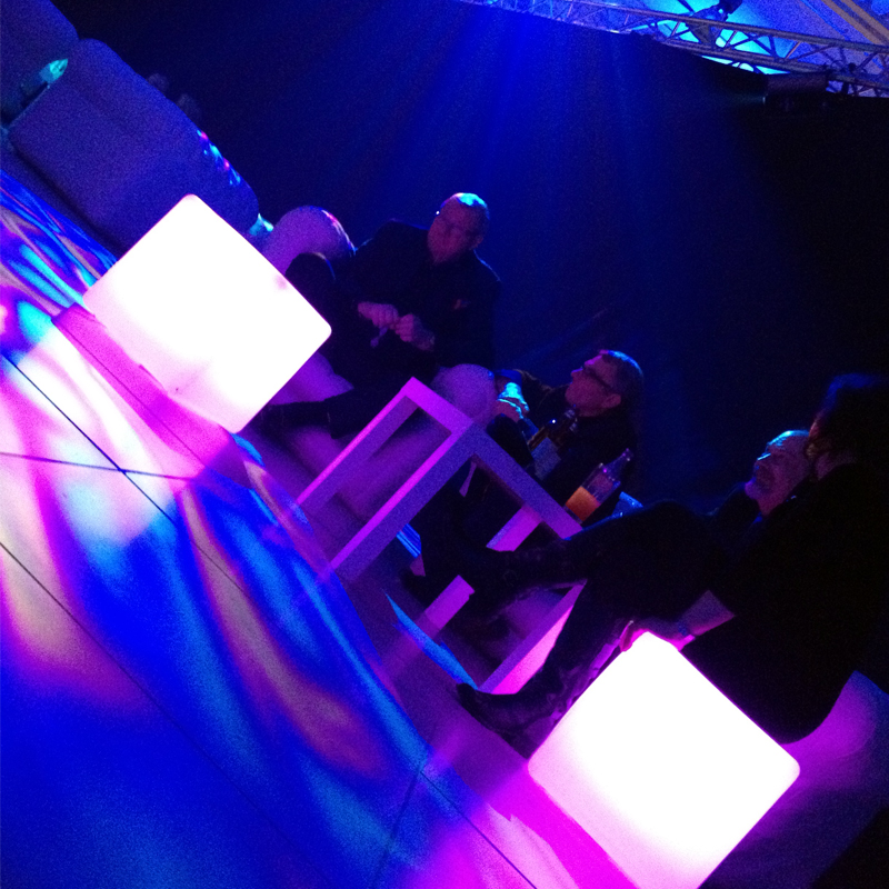 ASTERA LED KUB - Astera LED-kuben kan, liksom de andra produkterna i serien, hängas från tak. Annars funkar den även perfekt som lägre soffbord, pall eller avställningsyta mm. Kuben kopplas enkelt samman med Astera Lightdrop™, och du kan då få fram dekor- och effektljus i nästan vilken färg du vill. ASTERA LED KUB - Bild 3