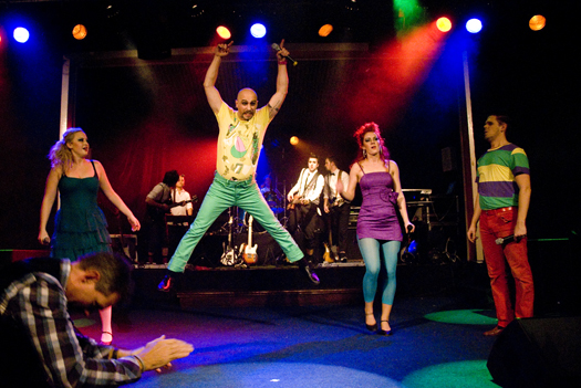 Skoglund Entertainment – Riggos Rullande Show - Numera väletablerade Skoglunds Entertainment eller som dom tidigare hette – Riggos Rullande – ger en show som vi brukar beskriva som folklig, festlig och fartfylld. En kväll med dessa artister är som en härlig musikalisk resa mellan kabaré, svensktopp, rock’n roll, schlagers och musikaler. På senare år har dom även gjort många uppskattade gala-middagar där fokus har legat på lite lyxigare och elegantare framtoning. Detta är en showgrupp som kompas av ett band och dom kan även åta sig uppdrag som konferencier. Gruppens konstellation är till stor del skalbar, så det finns nästan alltid ett koncept och en prisnivå som passar för eventet – oavsett plånbokens storlek.Skoglund Entertainment bjuder på massor med sång, musik och dans. Dom passar lika utmärkt i teater-salongen som till en middagsshow för personal eller kunder. Räkna med många kostymbyten och en hög musikalisk kvalitet. Repertoaren passar bra för både gammal och ung. Skoglund Entertainment är en av våra mest bokade shower och dom blir bara bättre från år till år. DSC8937 - Numera väletablerade Skoglunds Entertainment eller som dom tidigare hette – Riggos Rullande – ger en show som vi brukar beskriva som folklig, festlig och fartfylld. En kväll med dessa artister är som en härlig musikalisk resa mellan kabaré, svensktopp, rock’n roll, schlagers och musikaler. På senare år har dom även gjort många uppskattade gala-middagar där fokus har legat på lite lyxigare och elegantare framtoning. Detta är en showgrupp som kompas av ett band och dom kan även åta sig uppdrag som konferencier. Gruppens konstellation är till stor del skalbar, så det finns nästan alltid ett koncept och en prisnivå som passar för eventet – oavsett plånbokens storlek.Skoglund Entertainment bjuder på massor med sång, musik och dans. Dom passar lika utmärkt i teater-salongen som till en middagsshow för personal eller kunder. Räkna med många kostymbyten och en hög musikalisk kvalitet. Repertoaren passar bra för både gammal och ung. Skoglund Entertainment är en av våra mest bokade shower och dom blir bara bättre från år till år.