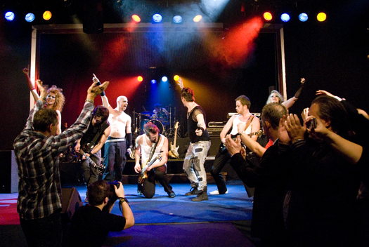 Skoglund Entertainment – Riggos Rullande Show - Numera väletablerade Skoglunds Entertainment eller som dom tidigare hette – Riggos Rullande – ger en show som vi brukar beskriva som folklig, festlig och fartfylld. En kväll med dessa artister är som en härlig musikalisk resa mellan kabaré, svensktopp, rock’n roll, schlagers och musikaler. På senare år har dom även gjort många uppskattade gala-middagar där fokus har legat på lite lyxigare och elegantare framtoning. Detta är en showgrupp som kompas av ett band och dom kan även åta sig uppdrag som konferencier. Gruppens konstellation är till stor del skalbar, så det finns nästan alltid ett koncept och en prisnivå som passar för eventet – oavsett plånbokens storlek.Skoglund Entertainment bjuder på massor med sång, musik och dans. Dom passar lika utmärkt i teater-salongen som till en middagsshow för personal eller kunder. Räkna med många kostymbyten och en hög musikalisk kvalitet. Repertoaren passar bra för både gammal och ung. Skoglund Entertainment är en av våra mest bokade shower och dom blir bara bättre från år till år. DSC9098 - Numera väletablerade Skoglunds Entertainment eller som dom tidigare hette – Riggos Rullande – ger en show som vi brukar beskriva som folklig, festlig och fartfylld. En kväll med dessa artister är som en härlig musikalisk resa mellan kabaré, svensktopp, rock’n roll, schlagers och musikaler. På senare år har dom även gjort många uppskattade gala-middagar där fokus har legat på lite lyxigare och elegantare framtoning. Detta är en showgrupp som kompas av ett band och dom kan även åta sig uppdrag som konferencier. Gruppens konstellation är till stor del skalbar, så det finns nästan alltid ett koncept och en prisnivå som passar för eventet – oavsett plånbokens storlek.Skoglund Entertainment bjuder på massor med sång, musik och dans. Dom passar lika utmärkt i teater-salongen som till en middagsshow för personal eller kunder. Räkna med många kostymbyten och en hög musikalisk kvalitet. Repertoaren passar bra för både gammal och ung. Skoglund Entertainment är en av våra mest bokade shower och dom blir bara bättre från år till år.