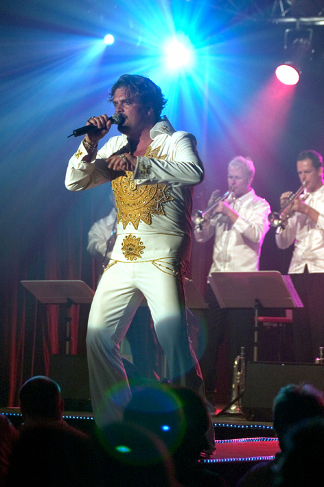 Elvis OneNightWithTheKing 2 - David Lindgren är en svensk sångare, musikalartist och programledare. Nästa alla känner igen honom från hans stora succé som programledare för Melodifestivalen 2017. David har själv deltagit i Melodifestivalen och vid samtliga tre tillfällen gått direkt till final.