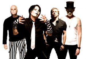 Noice 2007b - Noice slog 1980 igenom över en natt efter att ha medverkat i TV-programmet Måndagsbörsen med hitlåtarna ”En kväll i tunnelbanan” och ”I natt e hela stan vår”. Tonåringarna sålde 100 000 ex av debutalbumet ”Tonårsdrömmar” och kom att bli en av de största svenska rockgrupperna genom tiderna. De efterföljande albumen ”Bedårande barn av sin tid” (med ”Du lever bara en gång” och ”Ut i natten”) och ”Det ljuva livet” (med ”Dolce Vita” och ”Vi rymmer bara du och jag”) sålde både guld och platina, och succén höll i sig. Hysteriska fans följde vartenda steg gruppen tog. 1983 när Noice fortfarande stod på topp gick medlemmarna skilda vägar. Låtskrivaren och basisten Peo Thyrén fortsatte efter tiden i Noice till stora framgångar med banden Easy Action och Sha-Boom, och som låtskrivare åt några av Sveriges största artister. I september 2008 släpps ”Bedårande barn av sin tid”, boken med hela berättelsen om Noice karriär  skriven av rockjournalisten David Bogerius (som tidigare skrivit och fått mycket fina recensioner för ”Blod, svett och dårar” om Backyard Babies). Peo Thyrén (bas) och Robert Klasen (trummor) är nu, med hjälp av sångaren Marcus Öhrn och gitarristen Andy Ravel, ute på vägarna för att bjuda sin publik på show där alla de gamla hitsen ingår. 