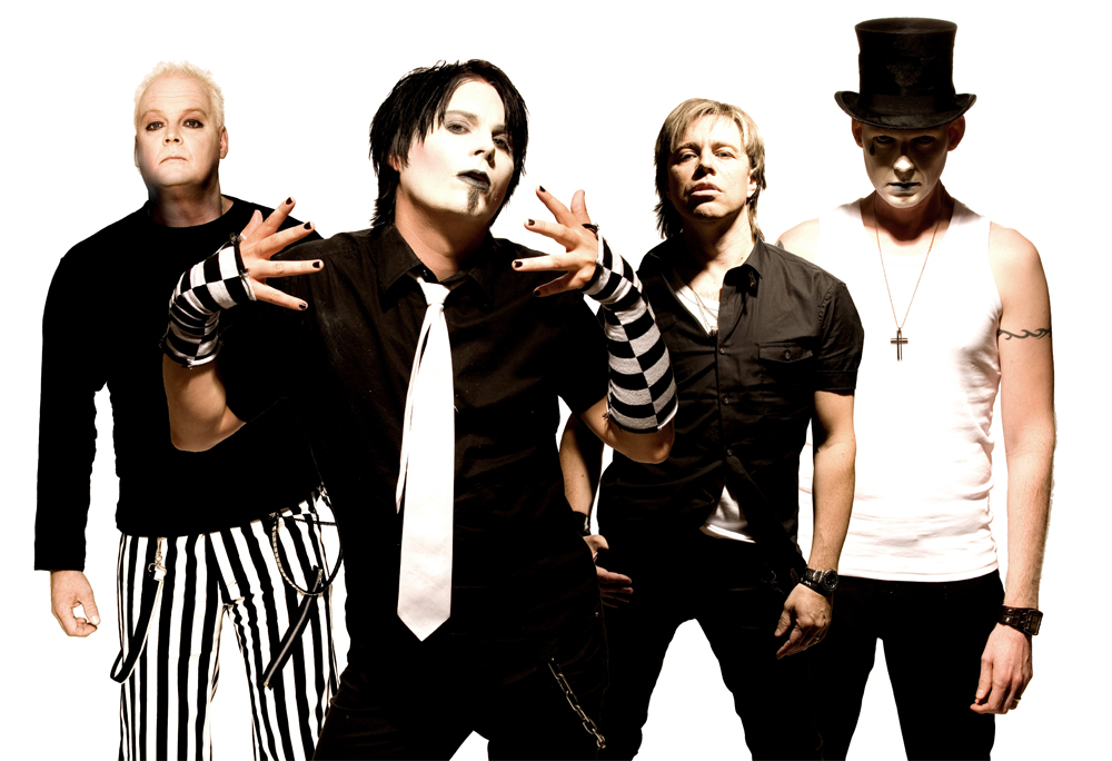 Noice 2007b - Med över 30 års erfarenhet inom musikbranschen – från låtskrivande och artistsamarbeten till framträdanden i både små och stora sammanhang – har Karl Martindahl utvecklat en unik förmåga att både underhålla och beröra. Hansmusikaliska resa har tagit honom genom några av Sveriges största tv-produktioner som Melodifestivalen, Så ska det låta, Doobidoo, Bingolotto, insamlingsgalor och Fame Factory, för att nämna några. 