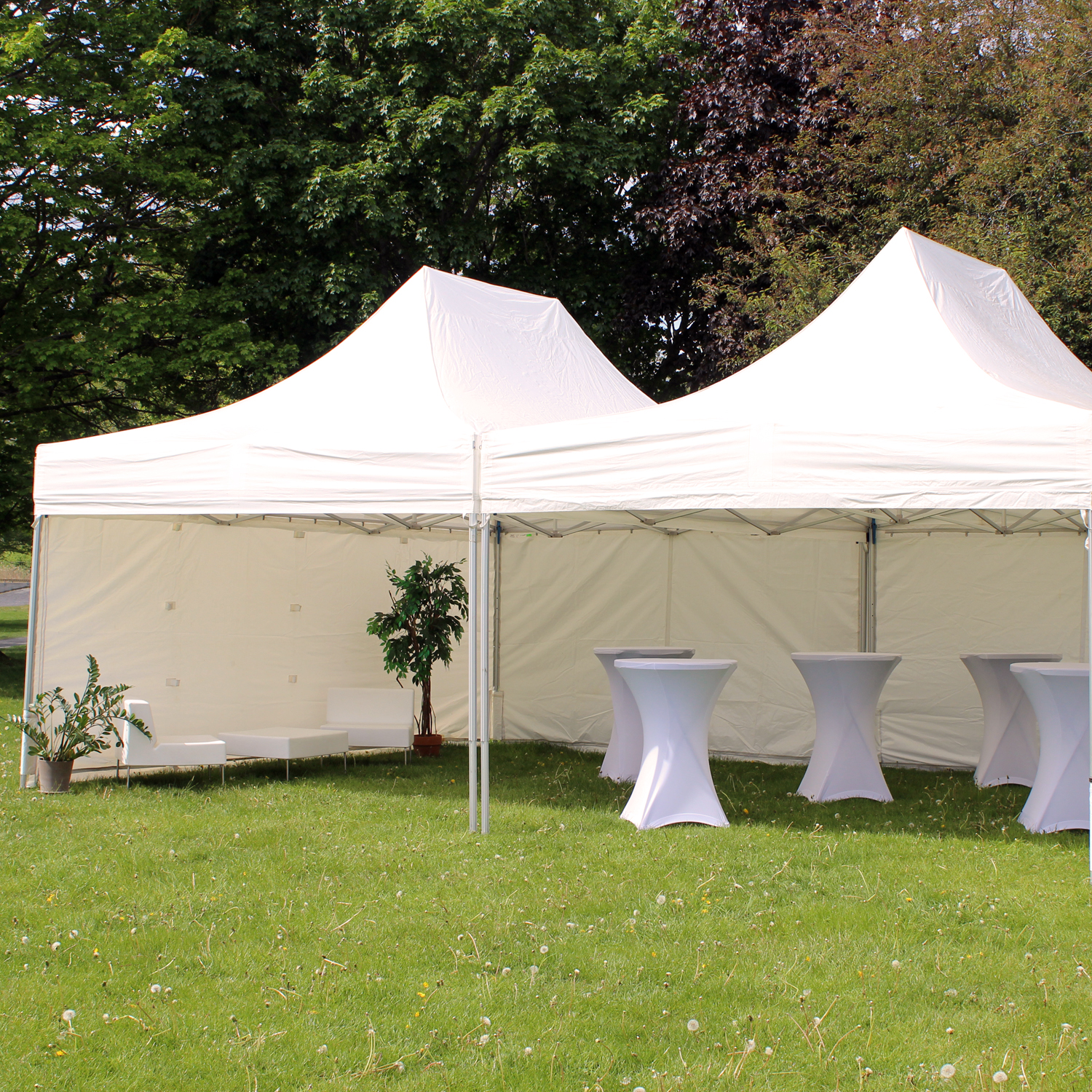 TÄLT POP-UP XP 8×6M - Ett snabbtält som klarar närmast permanent uppställning. Denna typ används på bl.a. skidorter, eventturnéer, uteserveringar mm. Speciellt lämplig storlek för att koppla ihop flera tält till ettt större. TÄLT POP-UP XP 8×6M