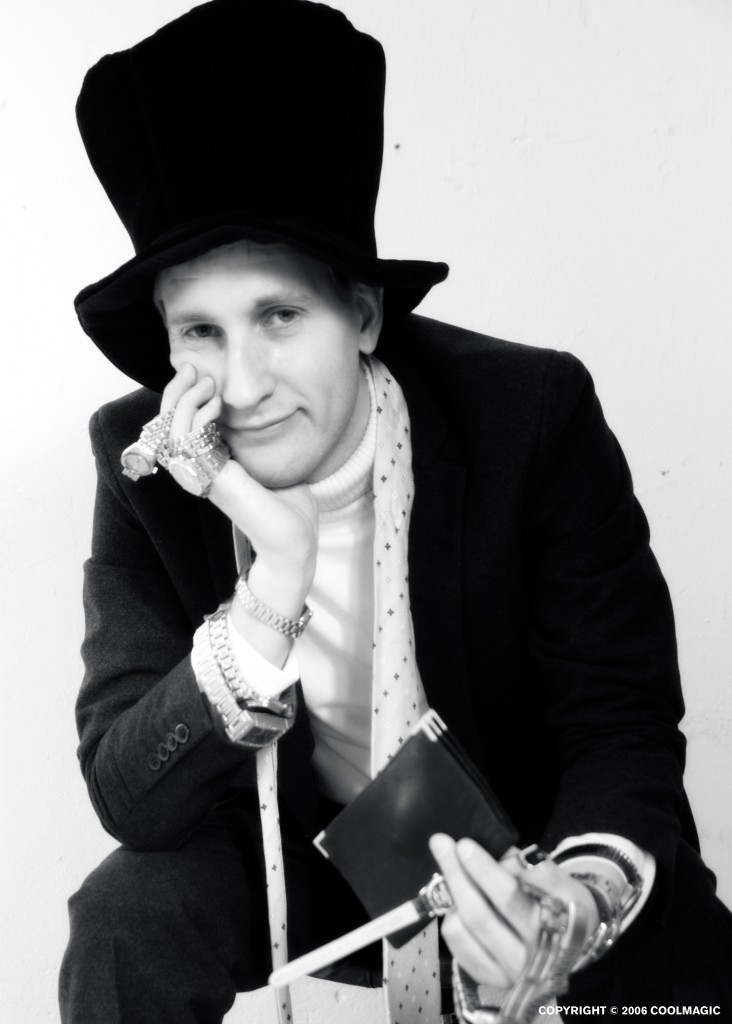 Peter Widholm - Peter Widholm är en av Sveriges få professionella ”Close-Up”-magiker. Han har alltid uppskattat det rena trolleriet som sker mitt framför ögonen på åskådaren, så att det blir en personlig upplevelse. Peter jobbar med saker som ni hittar i er vardag tex kort,mynt,ringar,gummiband,skedar mm. Med sin fingerfärdighet har han hittat ett koncept som passar vid alla tillfällen, vare sig det är en företagsfest, konferens eller ett bröllop så blir det alltid en perfekt isbrytare som höjer stämningen. En perfekt start på festen är att Peter kommer in till fördrinken eller till middagen och sedan underhåller sin publik som en hemlig gäst. coolmagic 004 - Peter Widholm är en av Sveriges få professionella ”Close-Up”-magiker. Han har alltid uppskattat det rena trolleriet som sker mitt framför ögonen på åskådaren, så att det blir en personlig upplevelse. Peter jobbar med saker som ni hittar i er vardag tex kort,mynt,ringar,gummiband,skedar mm. Med sin fingerfärdighet har han hittat ett koncept som passar vid alla tillfällen, vare sig det är en företagsfest, konferens eller ett bröllop så blir det alltid en perfekt isbrytare som höjer stämningen. En perfekt start på festen är att Peter kommer in till fördrinken eller till middagen och sedan underhåller sin publik som en hemlig gäst.