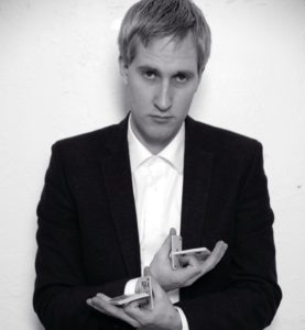 peter widholm - Peter Widholm är en av Sveriges få professionella ”Close-Up”-magiker. Han har alltid uppskattat det rena trolleriet som sker mitt framför ögonen på åskådaren, så att det blir en personlig upplevelse. Peter jobbar med saker som ni hittar i er vardag tex kort,mynt,ringar,gummiband,skedar mm. Med sin fingerfärdighet har han hittat ett koncept som passar vid alla tillfällen, vare sig det är en företagsfest, konferens eller ett bröllop så blir det alltid en perfekt isbrytare som höjer stämningen. En perfekt start på festen är att Peter kommer in till fördrinken eller till middagen och sedan underhåller sin publik som en hemlig gäst.