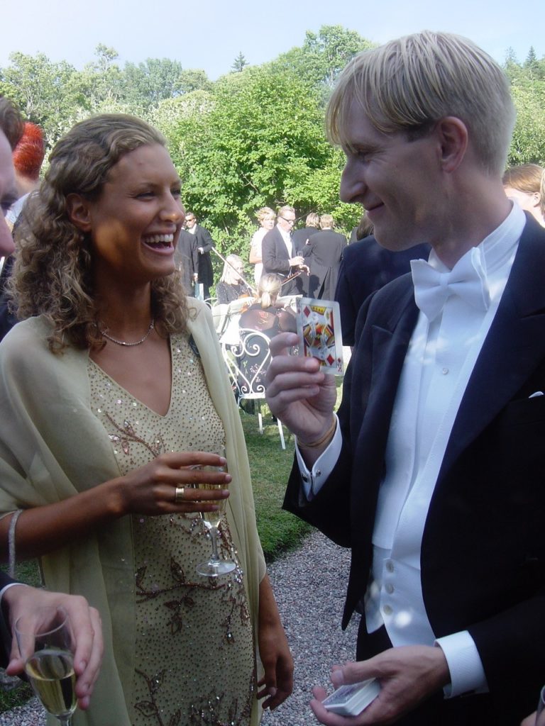 Peter Widholm - Peter Widholm är en av Sveriges få professionella ”Close-Up”-magiker. Han har alltid uppskattat det rena trolleriet som sker mitt framför ögonen på åskådaren, så att det blir en personlig upplevelse. Peter jobbar med saker som ni hittar i er vardag tex kort,mynt,ringar,gummiband,skedar mm. Med sin fingerfärdighet har han hittat ett koncept som passar vid alla tillfällen, vare sig det är en företagsfest, konferens eller ett bröllop så blir det alltid en perfekt isbrytare som höjer stämningen. En perfekt start på festen är att Peter kommer in till fördrinken eller till middagen och sedan underhåller sin publik som en hemlig gäst. peter widholm2 - Peter Widholm är en av Sveriges få professionella ”Close-Up”-magiker. Han har alltid uppskattat det rena trolleriet som sker mitt framför ögonen på åskådaren, så att det blir en personlig upplevelse. Peter jobbar med saker som ni hittar i er vardag tex kort,mynt,ringar,gummiband,skedar mm. Med sin fingerfärdighet har han hittat ett koncept som passar vid alla tillfällen, vare sig det är en företagsfest, konferens eller ett bröllop så blir det alltid en perfekt isbrytare som höjer stämningen. En perfekt start på festen är att Peter kommer in till fördrinken eller till middagen och sedan underhåller sin publik som en hemlig gäst.