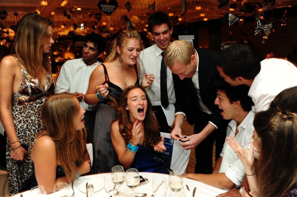 Peter Widholm - Peter Widholm är en av Sveriges få professionella ”Close-Up”-magiker. Han har alltid uppskattat det rena trolleriet som sker mitt framför ögonen på åskådaren, så att det blir en personlig upplevelse. Peter jobbar med saker som ni hittar i er vardag tex kort,mynt,ringar,gummiband,skedar mm. Med sin fingerfärdighet har han hittat ett koncept som passar vid alla tillfällen, vare sig det är en företagsfest, konferens eller ett bröllop så blir det alltid en perfekt isbrytare som höjer stämningen. En perfekt start på festen är att Peter kommer in till fördrinken eller till middagen och sedan underhåller sin publik som en hemlig gäst. peter widholm3 - Peter Widholm är en av Sveriges få professionella ”Close-Up”-magiker. Han har alltid uppskattat det rena trolleriet som sker mitt framför ögonen på åskådaren, så att det blir en personlig upplevelse. Peter jobbar med saker som ni hittar i er vardag tex kort,mynt,ringar,gummiband,skedar mm. Med sin fingerfärdighet har han hittat ett koncept som passar vid alla tillfällen, vare sig det är en företagsfest, konferens eller ett bröllop så blir det alltid en perfekt isbrytare som höjer stämningen. En perfekt start på festen är att Peter kommer in till fördrinken eller till middagen och sedan underhåller sin publik som en hemlig gäst.