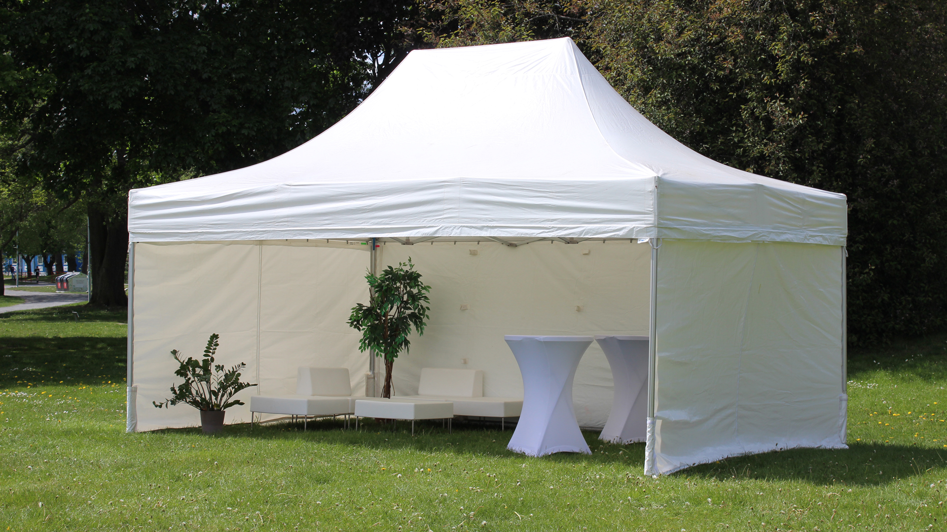 TÄLT POP-UP XP 8×6M - Ett snabbtält som klarar närmast permanent uppställning. Denna typ används på bl.a. skidorter, eventturnéer, uteserveringar mm. Speciellt lämplig storlek för att koppla ihop flera tält till ettt större. TÄLT POP-UP XP 8×6M - Bild 2