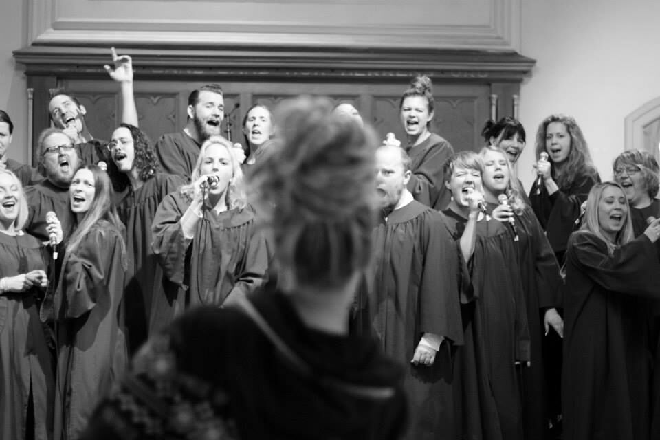 KÖRSLAG FÖR FÖRETAG - Vår populära workshop Körslag för företag är en rolig och fartfylld teambuildingaktivitet under kickoffen, konferensen eller firmafesten och den leder garanterar till många skratt. Sthlm East och suddig Anna preview - Vår populära workshop Körslag för företag är en rolig och fartfylld teambuildingaktivitet under kickoffen, konferensen eller firmafesten och den leder garanterar till många skratt.