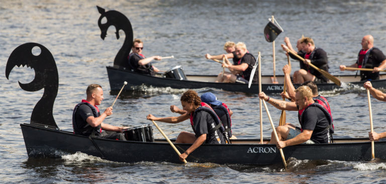 SideBySide - Teambuilding på gång? På den här sidan hittar du exempel på aktiviteter för både kropp och själ. Till många av dom finns det paketerbjudanden där aktivitet och mat kan bokas i kombination på olika restauranger runt om i Sverige.