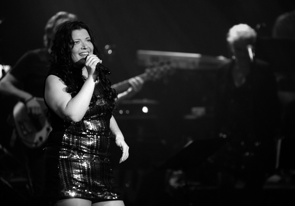 Angelita Nooni – Tina Turner Show - Angelita Nooni är en artist/sångerska och trubadur som passar bra in i många olika sammanhang. Hon fick ett genombrott som artist genom TV4’s Sikta mot stjärnorna 1995 där hon tolkade Tina Turner och hon har nyligen även haft en egen show – ”Tina – Simply The Best” på Jönköpings Teater där hon har hyllats för sin fantastiska röst. facefooto.se 5931 - Angelita Nooni är en artist/sångerska och trubadur som passar bra in i många olika sammanhang. Hon fick ett genombrott som artist genom TV4’s Sikta mot stjärnorna 1995 där hon tolkade Tina Turner och hon har nyligen även haft en egen show – ”Tina – Simply The Best” på Jönköpings Teater där hon har hyllats för sin fantastiska röst.