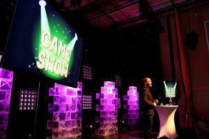 gameshow5 - I vår senaste succéaktivitet Game Show tävlar du och dina kolleger, uppdelade i lag, i en mängd moderna, roliga och spännande utmaningar. Det krävs alltifrån klurighet, allmänbildning och koncentration till fingerfärdighet och bollsinne för att just ert lag ska kamma hem segern i vår Game Show. Ja, kanske till och med lite mod. Allt för att alla deltagare verkligen ska få chansen att bidra – och glänsa! Många utmaningar utförs tillsammans i lagen. Andra utförs på ”scenen” av en eller två representanter från varje lag. Det enda som är gemensamt för alla grenar är att de är precis lika roliga att se på, som de är att utföra.