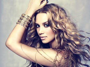 Agnes - Efter genombrottet i Idol 2005 har det gått nästan spikrakt framåt och inte minst uppåt för Agnes Carlsson – mest känd under namnet Agnes. Efter sitt deltagande i TV4’s Så mycket bättre blev hon Agnes med hela svenska folket och hon är på god väg att bli en internationell superstjärna. Agnes klubbiga och sofistikerade sound appellerar till både gammal och ung. Hon är en unik artist med stark utstrålning.