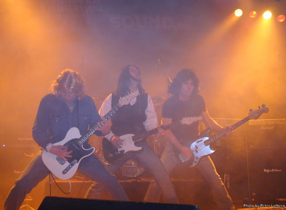 Cover Tribute band StatusQuiz - SuccéOrkestern är en grupp rutinerade musiker med energi, driv och flexibilitet kring att skapa ett så bra event som möjligt! SuccéOrkestern anpassar repertoar efter ert behov, de har tidigare annat gjort allt från 80-tals-tema till Movienight och musikquiz. För de mindre eventen kan de även anpassas till duo eller trio.