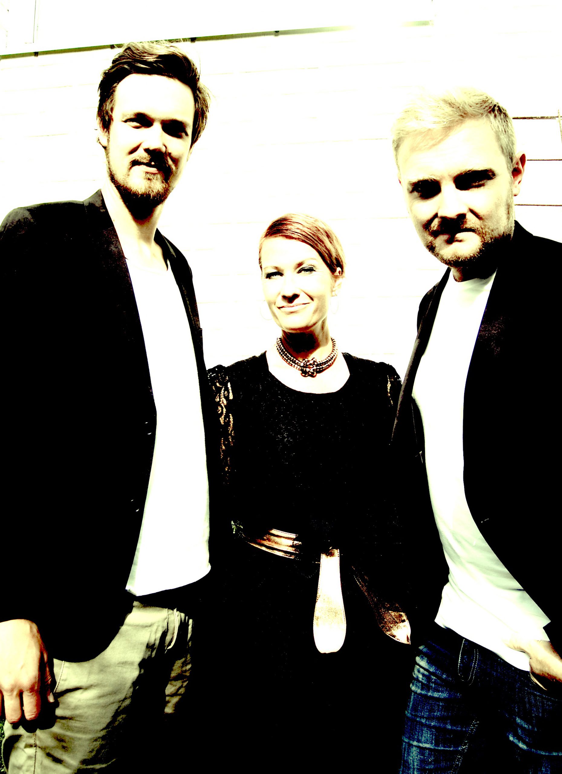 Coverband Företagsfest Mia Isakssons Orkester scaled - Eventkraft har genom åren hjälpt många föreningar och företag att genomföra olika idrotts-event. Förutom att hyra ut ljudsystem till matcher och tävlingar, som kanske är det vanligaste behovet, så är vi också ofta anlitade för att förhöja upplevelsen av arrangemanget med olika typer av effekter och belysning. I samband med t.ex. spelar-entréer (s.k. match-intron), line up’er och prisutdelningar vill man ofta skapa lite extra show-känsla. I sådana sammanhang efterfrågas även produkter som scener, pyroteknik, konfetti, kolsyra, eldkastare och andra specialeffekter. Vi kan också bidra med vår långa erfarenhet av publika arrangemang, shower och liknande på ett sätt som säkerställer att effekterna Du bokar inte blir bortkastade. Våra tekniker och projektledare kan mycket om detta och har ofta gott om idéer, och är man riktigt seriös kan man också boka en producent som är med och tittar på alla detaljer i samband med ett event. Många gånger blir även våra artister och konferencierer/programledare inblandade vid sådana här tillställningar. Förutom direkt match-/sportrelaterade lösningar hjälper vi även till vid idrottsgalor, jubileum, ceremonier, mottagningar o.s.v.