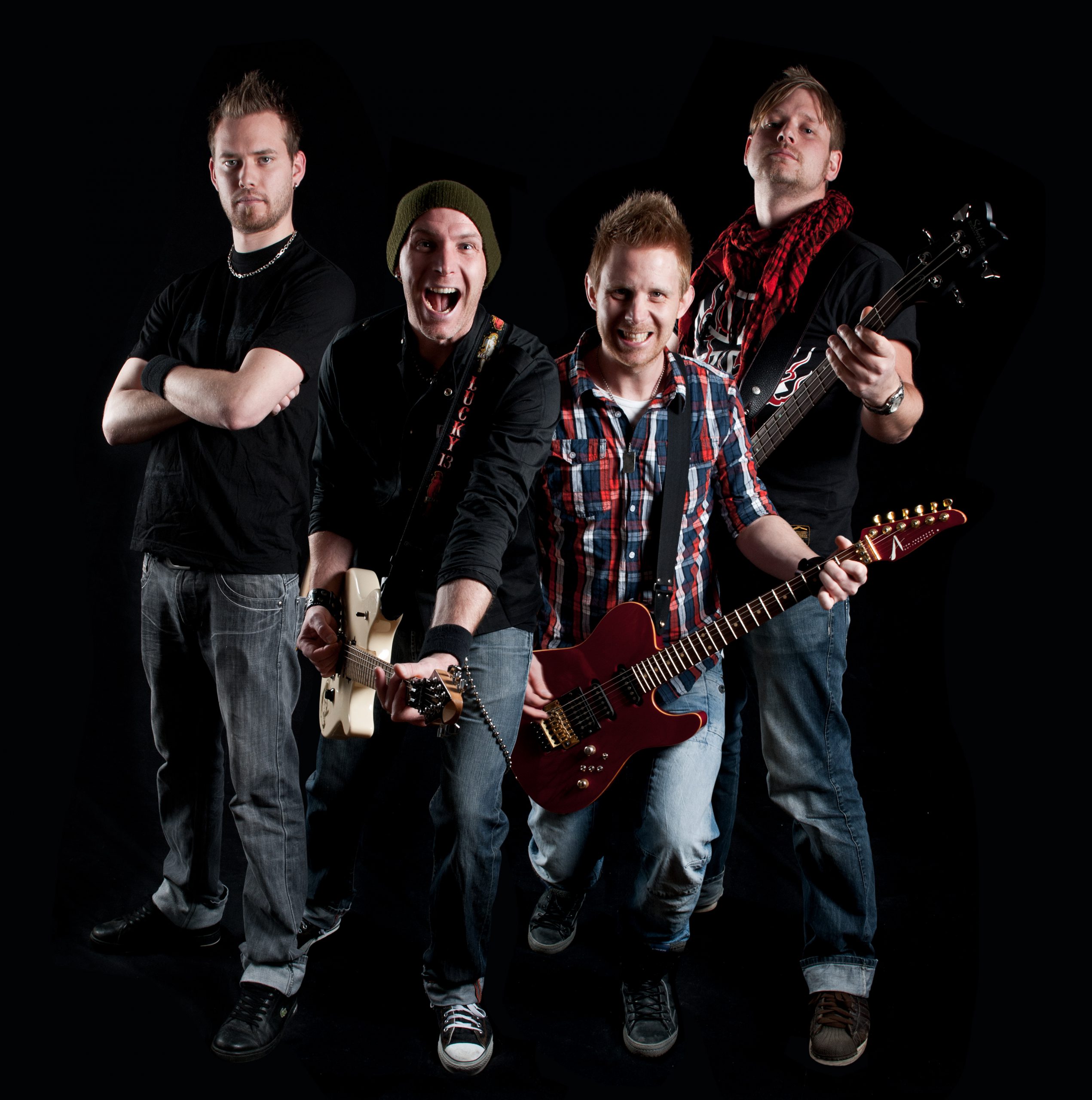 Coverband t fest NollTreSex boka hos Eventkraft scaled - FC Event anordnar julbord för företag på Huskvarna Folkets Park. För att få till rätt sorts stämning behövs förstås artister, scen, ljud och ljus. Dessutom fanns ett behov av att tvätta bort lite av den gamla ”parkstämningen” från lokalen. Eventkraft fick i uppdrag att lösa detta tillsammans med FC Event och vi valde då en ljussättning som signalerade vinter och stämningsfull julfest – bl.a. genom projiceringar på vita tygväggar. Som komplement levererades även traditionell julbelysning, isdekor och förstås scen, ljud & ljus till bandet som spelade.