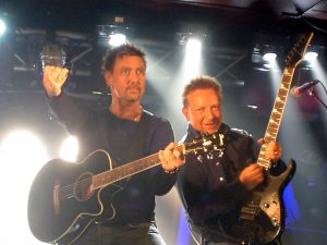 Coverbandet duon fr Göteborg Dubbel trubbel - En skojfrisk dynamisk duo från Sveriges framsida. Två gitarrer, två röster. Namnet till trots kan vi lova att Dubbeltrubbel levererar ”problemfri underhållning” Denna duo underhåller ofta på pubar, restauranger, festivaler och events. Vill ni ha en lyckad fest, såsom bröllopet, födelsedagen eller kräftskivan så är ni i trygga händer. DubbelTrubbel använder sig oftast av inspelade bakgrunder för att få känslan av det ”stora bandet” i det lilla formatet, men gör även jobb där det endast krävs akustiska gitarrer och sång. När Dubbel Trubbel tar paus bistår de med pausmusik inspelat av professionella discjockeys, så festen fortsätter kvällen lång om man så önskar. 