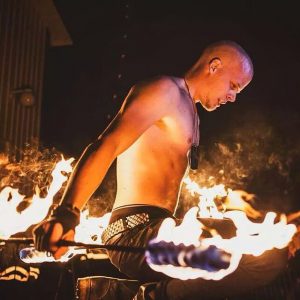 Eldshow2 - Eventkraft har många duktiga eldfakirer, eldjonglörer och andra artister som på konstnärligt vis uppträder i harmoni med ett av de mest fascinerande av de fyra elementen. Eldshower fungerar väldigt bra som inslag i ett event där man vill upnå något spektakulärt som inte tar för stora ytor och resurser i anspråk. Det är också en mycket passande underhållningsform för utomhusarrangemang och shower där man vill ha något som kittlar på ett spännande och effektfullt sätt. Uppskattade inslag är t.ex. att blåsa eld, att sluka/äta eld, jonglera med eld, stryka kroppen med eld, eld-poi, fire fans m.m. Eventkraft kan även boka eld-shower i kombination med pyroteknik, eldkastare och fyrverkerier, vilket ytterligare förstärker den dramatisk effekten.