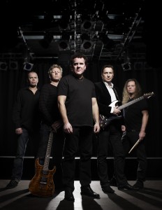 Jim Jidhed Constellation - Med Jim Jidhed Constellation finns nu en underbar bokningsmöjlighet för Dig som älskar rocken från denna era. Bakom mikrofonen hittar vi gamle Aliensångaren Jim Jidhed. Tillsammans med bandet Constellation framför Jimförutom egna klassiker som Only One Woman , Tears dont put out the fire, också låtar från Toto, Foreigner, Def Leppard, White Snake, Journey, Bon Jovi m.fl . 