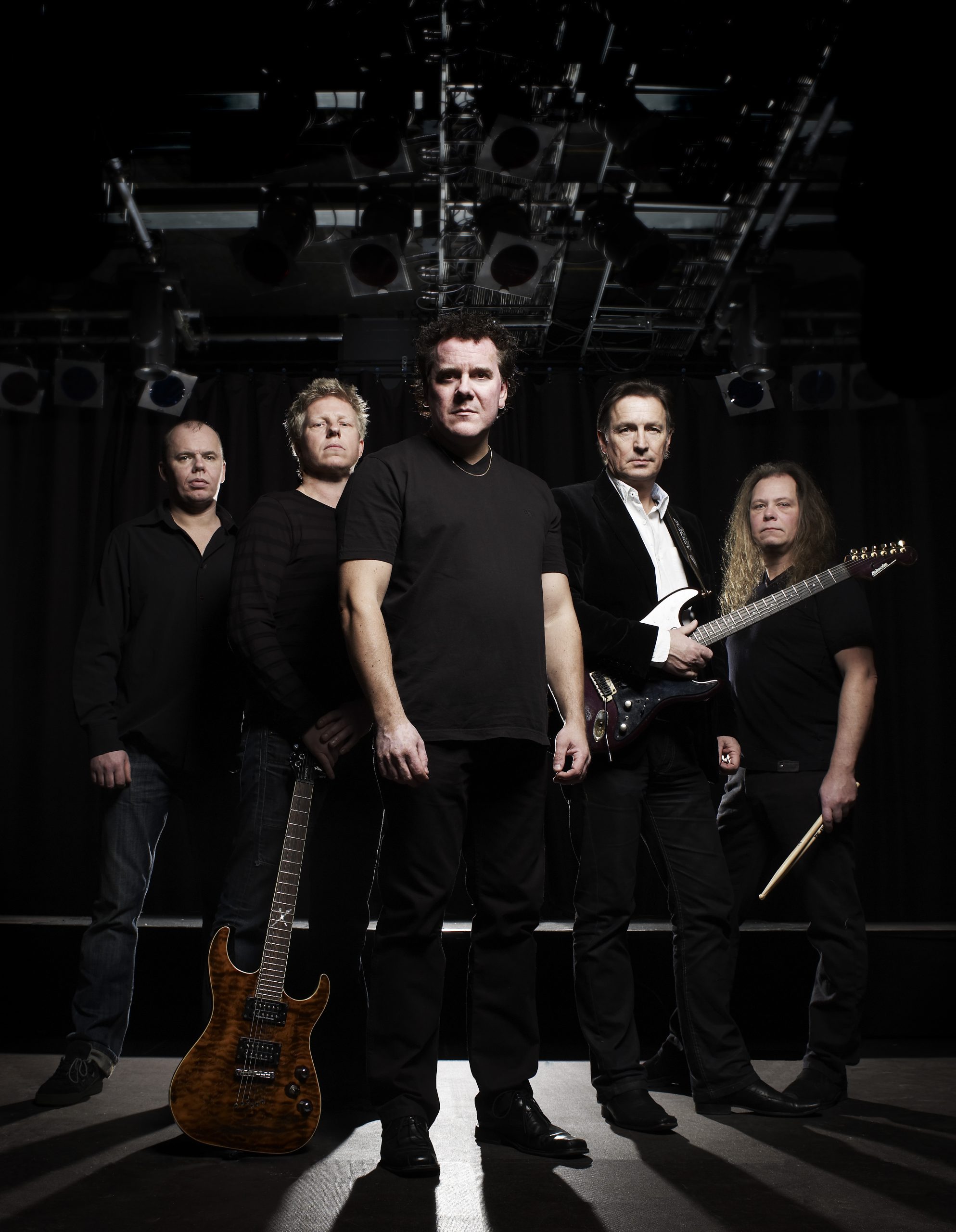 Jim Jidhed Constellation scaled - Sveriges största Motowngrupp The Fantastic Four lämnar ingen oberörd med sitt unika uppträdande. På scen framförs dom bästa låtarna från 50- och 60-talet, igenkänningsfaktorn är total, spontandans och allsång är ofta en ingrediens i föreställningen. Alla som ser dem blir imponerade av de klassiska fingerknäppen, dansstegen och kläderna som har studerats in i minsta detalj.