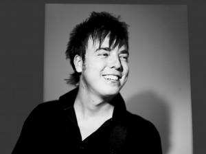 RobinCtrubadur - Robin är 25 år gammal och har jobbat som heltids-musiker i 4 år. Mestadels jobbar han som trubadur, men även i olika duo band och partyband. Robin kan erbjuda soft underhållning, samt ”stå på bordet ös” – vilket som så önskas. Bakrunder till låtarna finns oftast, så det svänger bra! Ett urval av artister i repertoaren: Elvis, Simon & Garfunkel, Creedence, Lundell, Gyllene Tider. Kort sagt – låtar som folk känner igen, både unga som gamla! Robin är bosatt i Mjölby/Stockholm och han spelar gärna på t.ex. bröllop, privatfester, pubar osv. Några återkommande ställen de senaste åren är: Tandådalens Fjällhotell (Sälen), Gustavs Grill & Bar (Sälen), Cinderella VikingLine. 