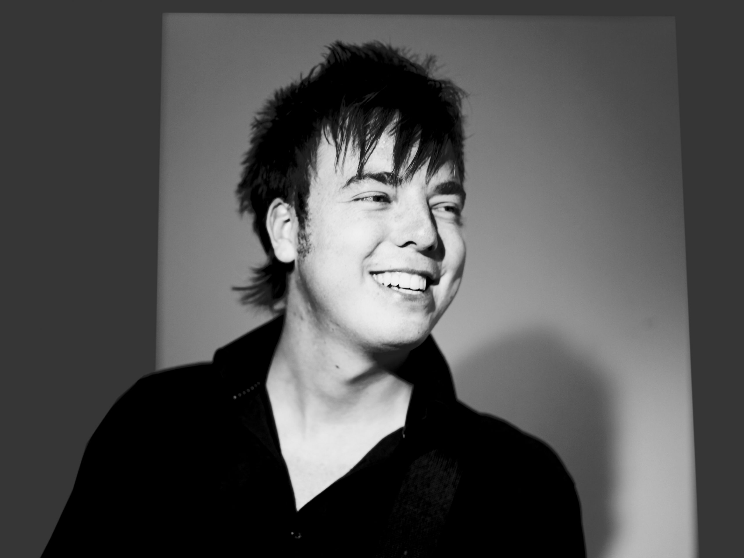 RobinCtrubadur scaled - Eventkraft har många duktiga eldfakirer, eldjonglörer och andra artister som på konstnärligt vis uppträder i harmoni med ett av de mest fascinerande av de fyra elementen. Eldshower fungerar väldigt bra som inslag i ett event där man vill upnå något spektakulärt som inte tar för stora ytor och resurser i anspråk. Det är också en mycket passande underhållningsform för utomhusarrangemang och shower där man vill ha något som kittlar på ett spännande och effektfullt sätt. Uppskattade inslag är t.ex. att blåsa eld, att sluka/äta eld, jonglera med eld, stryka kroppen med eld, eld-poi, fire fans m.m. Eventkraft kan även boka eld-shower i kombination med pyroteknik, eldkastare och fyrverkerier, vilket ytterligare förstärker den dramatisk effekten.