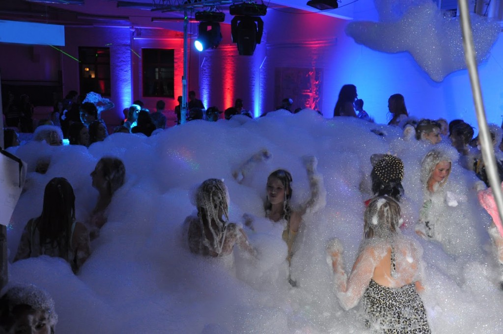 Skumdisco med skummaskin - Ett skumdisco med skummaskin är en garanterat ovanlig och häftig upplevelse. Efter succén på Ibizas välkända klubbar redan på 90-talet, så hittade skum-disco-koncept så småningom ut i världen och till Sverige. På Eventkraft har vi hyrt ut skummaskiner, ljud, ljus m.m. sedan många år tillbaka. Det är en aktivitet som alltid återkommer och för varje ny generation har den sin speciella attraktionskraft. Skumdisco - Ett skumdisco med skummaskin är en garanterat ovanlig och häftig upplevelse. Efter succén på Ibizas välkända klubbar redan på 90-talet, så hittade skum-disco-koncept så småningom ut i världen och till Sverige. På Eventkraft har vi hyrt ut skummaskiner, ljud, ljus m.m. sedan många år tillbaka. Det är en aktivitet som alltid återkommer och för varje ny generation har den sin speciella attraktionskraft.