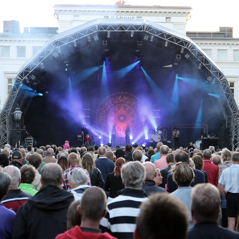 SCEN FESTIVAL RUND 16x9M - En av våra vackraste scenkonstruktioner. Den bågformade/runda scenkroppen ger ett estetiskt tilltalande intryck som skiljer sig från mängden. Samtidigt är det en mycket funktionell scen som möter de flesta krav från artister och produktioner som man kan tänka sig. SCEN FESTIVAL RUND 16x9M - Bild 2