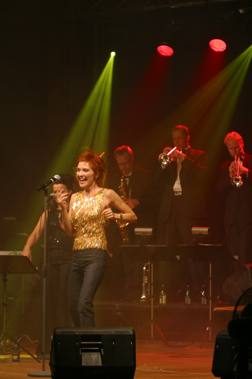 Storbandet Coverland - Bjud in publiken till en fest där ALLA måste komma i vita kläder. Hyr sedan in Evenkrafts ”Magic in White”-paket och Du får en uppseendeväckande klubbkväll där publiken står för dekorationen genom sin blotta närvaro.