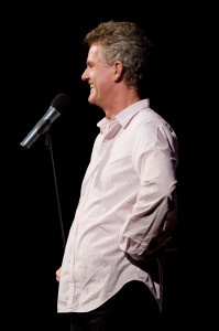 Stå upp komiker Adde Malmberg - Adde är en välkänd profil inom svensk stand-up comedy. Tillsammans med Jonas Hallberg bildade han 1988 SUCK – Stand Up Comedy Klubben. SUCK blev Sveriges första stand-up-klubb och var då i princip något helt nytt, så man kan mycket väl kalla Adde för stå-upp-komikens svenska fader. Karriären tog fart genom framträdanden i TV-rutan. Ni minns honom kanske från t.ex. ”Söndagsöppet”, ”Gallimatias” och inte minst ”Släng dig i Brunnen” där han även medverkade som regisör. Idag är Adde förstås oerhört rutinerad och välkänd. Det känns därför extra kul att presentera honom för Er.