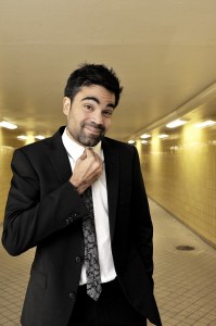 Stå upp komiker David Batra - David Batra är en mycket aktiv komiker som idag jobbar med såväl stand-up-akter som med TV och film. Han har gjort otaliga framträdanden på Norra Brunn genom åren, men det var med succéserien Kvarteret Skatan som David snart blev en av scenens mest bokade stå-uppare. David är i grunden civilekonom och med sina indiska rötter och goda engelska är han också passande för en internationell publik. Han håller alltid en hög nivå och tillåter sig sällan att gå ”under bältet”. Kort sagt – ett säkert kort! 
