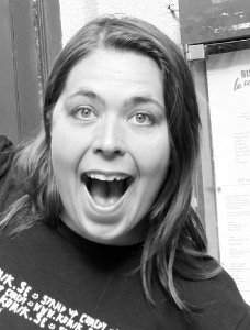 Stå upp komiker ElinNorden - Elin är en tjej med glimten i ögat som har svårt för att hålla käften! Förutom ett stort antal uppskattade framträdanden åt både företag och privatpersoner har hon medverkat i både svensk och finsk TV, SVT:s ”Stockholm LIVE” & ”Komikfabrik” i YLE TV2, men även i Sveriges Radio.Med sitt norrländska lugn äntrar hon scenen och charmar publiken totalt! Framträdandets grundpelare = god publikkontakt, energi och en mikrofon. Elin är idag bosatt i Malmö, men reser gärna om det skulle behövas.