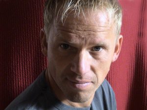 Stå upp komiker Göran Ebenhart - Göran Ebenhart är en ståuppkomiker från Markaryd som har jobbat som artist sedan barnsben och gjort stand-up i över 10år. Han har uppträtt på de flesta stand-up-klubbarna i landet och har numera otaliga företagsfester och scenuppdrag i bagaget. Under sin första tid som artist blev det mycket revyer, vilket fortfarande ligger honom varmt om hjärtat. Idag försörjer han sig på artistlivet och gör ett hundratal uppdrag varje år. De senaste åren har han satt upp flera shower i södra Sverige – bl.a. tillsammans med Annelie Rydé. På scen ger Göran publiken vad den tål! Vilket oftast resulterar i kraftig träningsverk i kinderna. Den egna uppsättningen av Julshowen 2007 på Sundspärlan fick 4 Getingar i Kvällsposten och så här skriver en recensent apropå dom som inte har hört talas om Göran Ebenhart ännu: Denna ståuppare från Markaryd ÄR rolig, faktiskt rakt igenom hela kvällen”. ,,,,Knut Johansson. HD Göran uppträder t.ex. på företag, konferenser, privata fester, kalas, bröllop m.m.