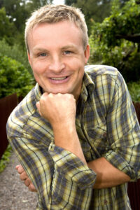 Stå upp komiker Janne Bylund - ”Störtskön norrlänning” tycker dom flesta efter att ha hört hans framträdanden. Han är efterfrågad både som föreläsare och stå-upp-komiker. Missa inte hans ”Kul på jobbet” om Du får tillfälle! Jan Bylund är från Umeå och gjorde debut som stå-upp-komiker hösten 1988 och har alltså varit med ”från början”. Numera bor han i Göteborg. Han uppträder som föreläsare vid konferenser, kick-off och andra sammanhang där man söker en humoristisk knorr på t.ex. arbetslivet. Som stand up tar han gärna uppdrag på företagsfester, krogar, klubbar och events. Behöver Ni en bra programledare eller konferencier så är Jan ett givet alternativ. Rolig, stringent och med en förmåga att specialskriva manus och texter till unika tillfällen. 