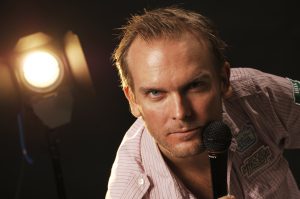 Stå upp komiker Marcus Palm - Marcus Palm gjorde debut som ståuppkomiker våren 1997. Blev medlem i SUCK ett år senare och har sen dess med framgång levererat humor på såväl ståuppscener som i film och tv. 2013 passerade han bragden att ha gjort över 1300 scenshower runt om i Norden. Som skådis har man sett honom i ett 30-tal Svenska humorproduktioner genom åren. Gjorde debut på vita duken med en av huvudrollerna i thrillern ”Det okända”. Filmen gick upp på 30 biografer i landet och sålde även bra utomlands. Vann också pris för bästa rysare i Luxembourgs internationella Filmfestival 2001.