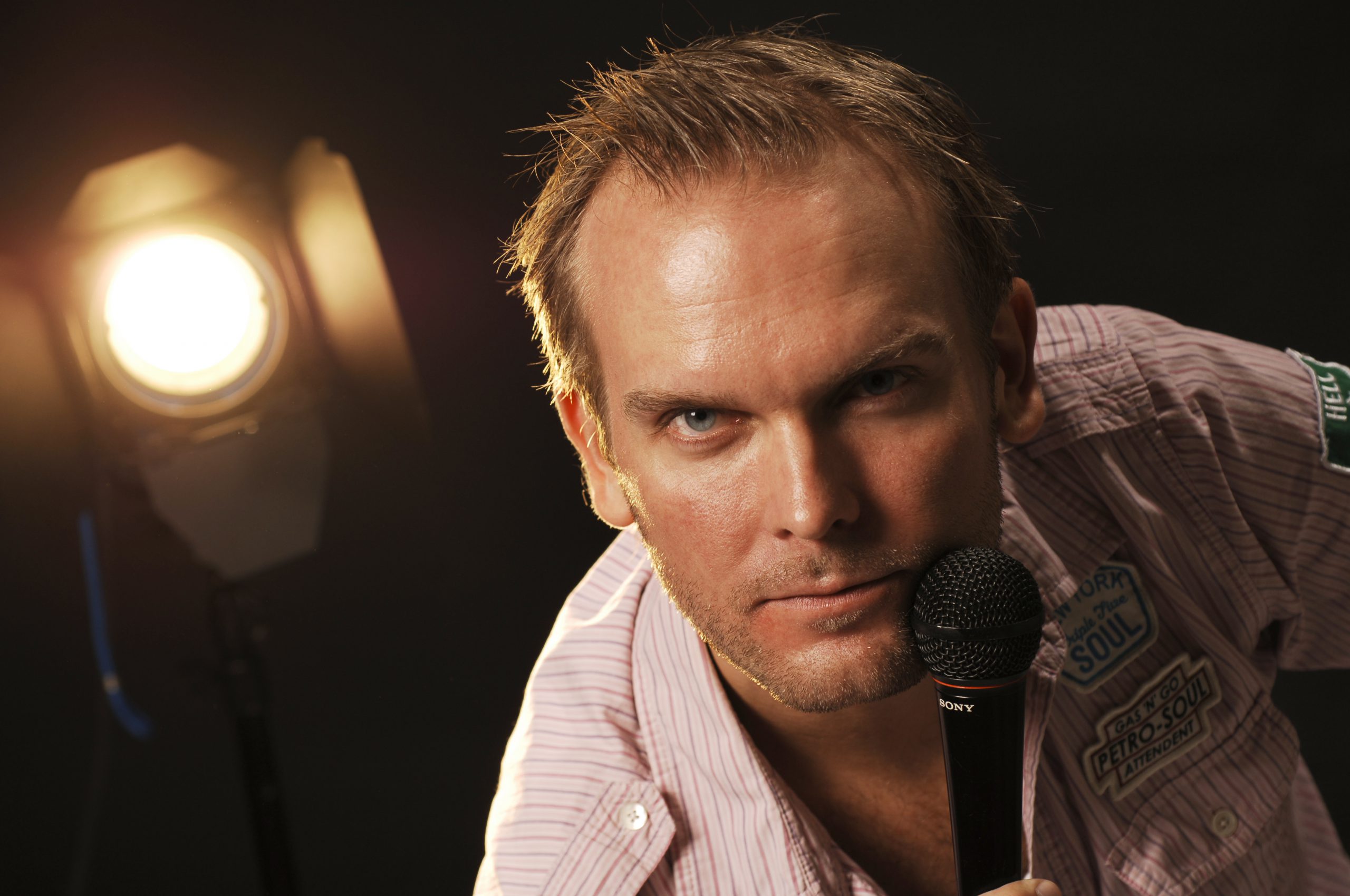 Stå upp komiker Marcus Palm scaled - Sångaren, låtskrivaren och gitarristen Elie Sandberg är mannen bakom Elie & the Engine. Här blandas world beat med rock och folkmusik. Förutom egna låtar kan kunden förvänta sig låtar utav av Peter Gabriel, Paul Simon, Johnny Clegg och Sting. 