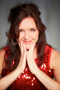 Stå upp komiker Yvonne Skattberg - Yvonne Skattberg, alias ”Skrattberg” är en upcoming star bland svenska komiker idag. Hon har en bred bakgrund och debuterade redan -97 på Berns med att vinna komikertävlingen Släng dig i väggen. Hon har gjort mängder av företagsjobb och uppträtt på de flesta ståuppscener runt om i landet. Hon har medverkat i radio och teveprogram, och arbetar också som föreläsare och showartist. Yvonne Skattberg har medverkat i ”En liten jävla krogshow” tillsammans med bl.a. Ann-Lena Brundin och nyligen även i ”En annan liten jävla show” som har synts runtom i landet. I sina uppträdanden belyser Yvonne gärna kontrasterna mellan att bo på landet/i stan, manligt/kvinnligt, fin/fulkultur osv.